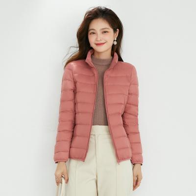 China Erstklassiger 90% weißer Normallack-Stand-Großhandelskragen Duck Down Jacket Zip Ups plus der Abstieg-Mantel der Größen-Licht-Frauen zu verkaufen