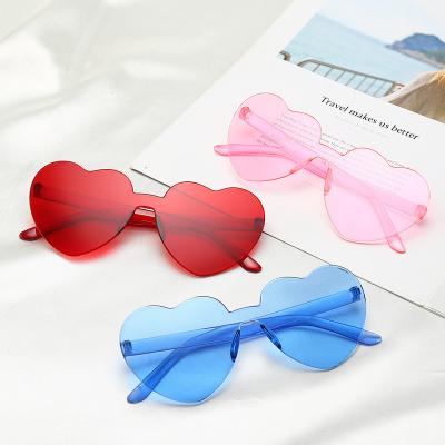 China Cheap Street Sunglasses 2022 Fashion Retro Pulling Hip Hop Style Heart Shape Women Punk Lady UV400 Shape Sun Glasses In Stock for sale