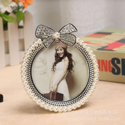 China Fashionable European Creative Photo Frame Oval Cute Silver Alloy Bow Pearl Photo Frame for sale