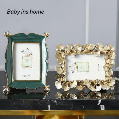 China Fashionable High Quality American Style Photo Frame Wedding Photo Desk Frame Resin Home Decor Home Living Room Picture Frames Popular Gift for sale