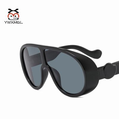 China Fashion Sunglasses Wholesale Women and Men's Thick One-Piece Sunglasses 2021 New Fashion Shades Unisex Anti-UV Sunglasses for sale