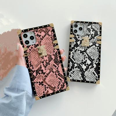 China Luxury Dropshipping New Anti-fall Girl Designer Snake Skin Pattern Trunk Phone Case For iPhone 13 for sale