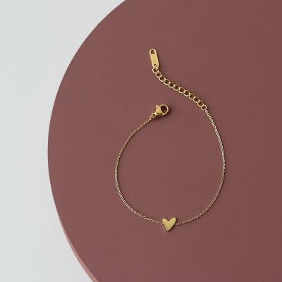 China TRENDY Fashion 14K Gold Plated Irregular Small Heart Bangle Stainless Steel Heart Charm Bracelet for sale