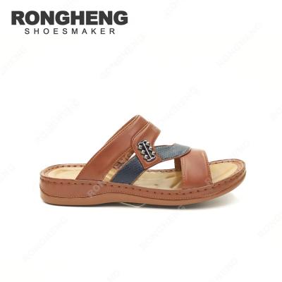 China Latest Summer Fashion Trend Men's Slippers Home Men's Beach Slippers Hot Selling Men's Slippers for sale