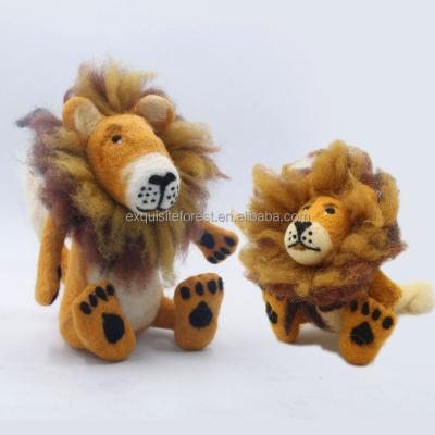 China Realistic Handmade Felting Doll Animal Wool Felt Lion Playing Ornaments for sale