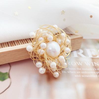 China High Quality Gold Exquisite Yarn White Freshwater Pearl Wholesale Safety Pin Brooch For Ladies Brooch Fashion for sale