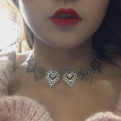 China High quality fashion party gifts simple zinc alloy hollow necklace customized heart alloy necklace for sale