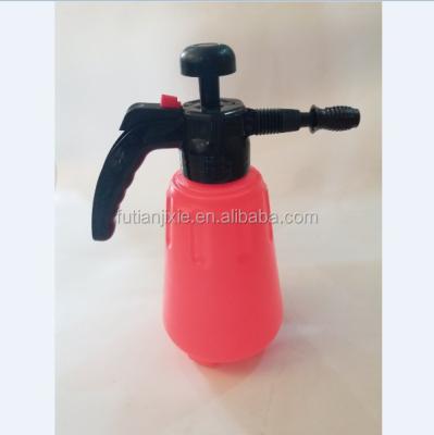 China PP 1.5L Water Pump Pressure Plastic Spray Bottle Hand Use for sale