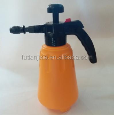 China 1.5L PP Plastic Water Pump Pressure Spray Bottle for sale