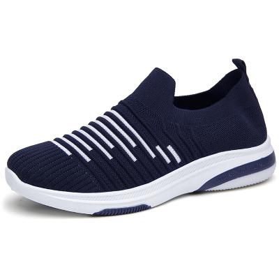 China Fashion Trend New men's leisure sports shoes fly weave breathable men's running shoes for sale