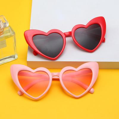 China 2021 Fashion Color PC Gradient Women's Heart Sunglasses Designer Oversized Unisex Sun Glasses Famous Brands Plastic Women Sunglasses Sunglass for sale