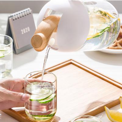 China New design large capacity 1600ml/2000ml borosilicate glass sustainable water jug ​​with bamboo lid and handle for sale