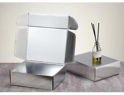 중국 Silver Color E Flute Corrugated Box With Embossing Logo Mail Shipping Gift Packaging 판매용