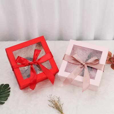 China Roter Art Paper Kraft Gift Box mit Fenster-Seil-Griff für das Parfüm-Verpacken zu verkaufen