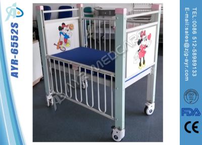 China Bed van het de Baby Pediatrische Ziekenhuis van het ijzerplatform het Pasgeboren met Staal Hoge Sporen Te koop