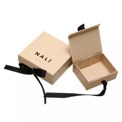 China Collapsible Jewelry Packaging Boxes Magnetic Jewelry Paper Box With Black Ribbon for sale