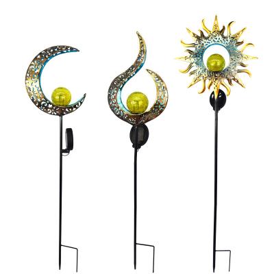 Κίνα Outdoor Garden Spike European Style Iron Solar Craft Light Sun Moon Flame Shape Projection Lawn Lamp προς πώληση