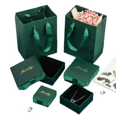 China Cajas de embalaje personalizadas de joyería verde de lujo personalizada para caja y bolsa de joyería en venta