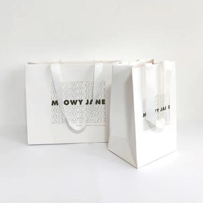 China Custom Paper Bag Printing Logo Voor Juwelen Schoenen Kleding Winkelen Geschenkverpakking Met Ribbon Handles Te koop