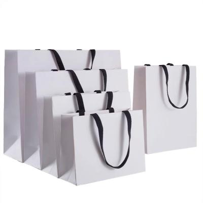 Chine Impression sur mesure design vêtements porteuse cadeau promotionnel cadeau de luxe cadeau blanc sac en papier avec votre propre logo à vendre