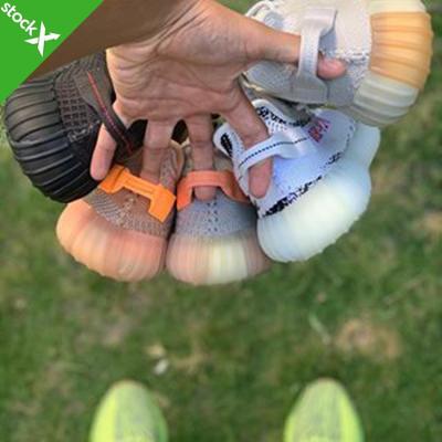 China Yeezy Running Shoes 350 Active Running Sneaker Sports V2 Sport Shoes Original Sneakers Gift Shoes Original Logo Boxes Size USA 3.5-12.5 for sale