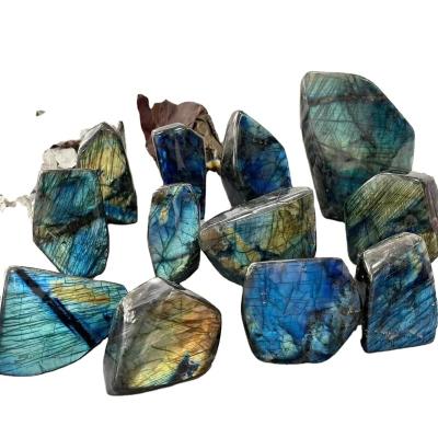 China Europe Hot Selling Natural Hand Polished Instant Crystal Quartz Stone Crafts Stronger Freeform Purple Blue Labradorite For Decoration for sale