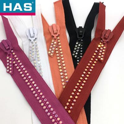 China Op maat gemaakte kleurrijke diamanten/rhinestone open plastic rits en accessoires Te koop