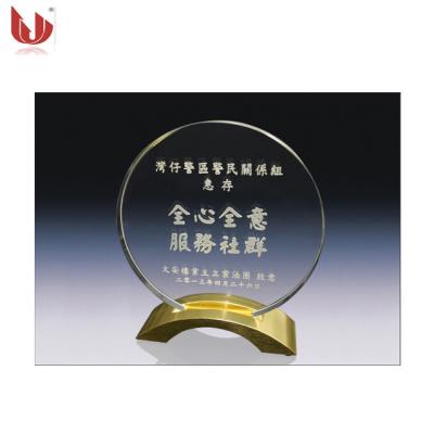 China Luxury Hot Selling Laser Sandblasting Crystal Award Trophy With Gold Metal Base For Gifts for sale