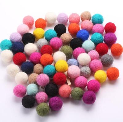 China Eco-fiendly 2021 in USA wholesale handmade wool felt decoration ball for sale