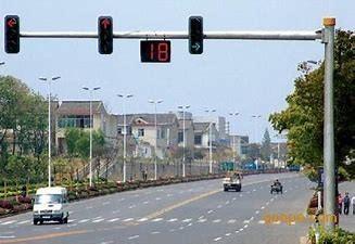 China Verkehrszeichen-Stahl Röhren-Pole heißes Rollen- 10m einarmiger zu verkaufen