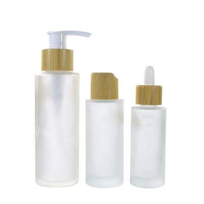 Chine Luxury empty cosmetic empty 30ml 50ml 100ml glass spray bottle with bamboo lid à vendre