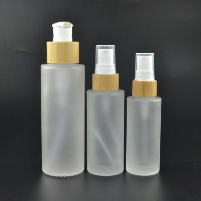 Chine Hot sale 30ml 50ml 100ml 120ml 150ml frosted clear 4 oz glass spray bottle with bamboo pump sprayer à vendre