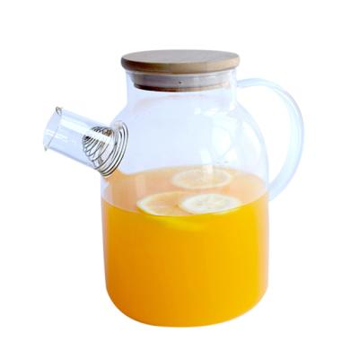 China 1800ml Modern Glass Carafe Water Pitcher With Lid Drinking Water Pot Bamboo Hot Water Pitcher for sale