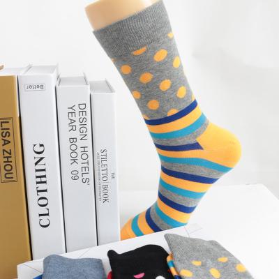 China 2022 QUICK DRY New Design Cheap Combed Link Causal Dye Cotton Print Custom Embroidered Socks for sale