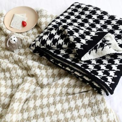 China Anti-Static Home Sofa Soft Velvet Throws Cozy Office Blankets Four Season Blankets Down Hoop Style Knitted Blanksets for sale