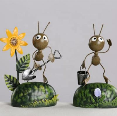 China Decoration wrought iron ant supply items, decorations home household small ornament, lovely ant holding a leaf for sale