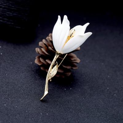 China 2019 Hot Sale ALLOY Vintage Women Customized Elegant Scarf Teacher Ladies White Flower Brooch Pin For Costume for sale