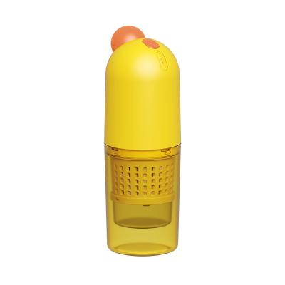 China Mini Car Rotate Portable Orange Fruit Lemon Juicer Squeezer Maker for sale