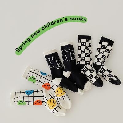 China 2022 QUICK DRY new spring and autumn checkerboard smile face thongs fashion cotton medium tube socks for boys and girls for sale