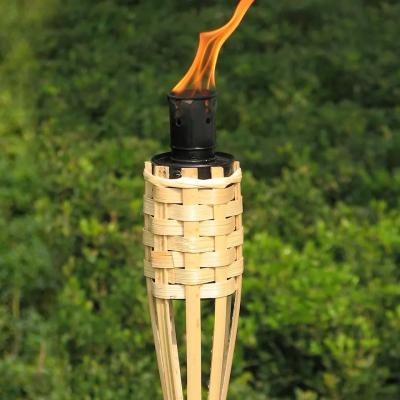 China Lâmpada de jardim Tocha de bambu com suporte de mecha de metal preto para decoração exterior Tocha de bambu natural Tiki à venda