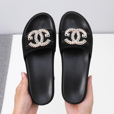 China Modern fashion trend summer girls rhinestones black gray soft lightweight anti-skid slippers 2021 unique flat thick hot style for sale