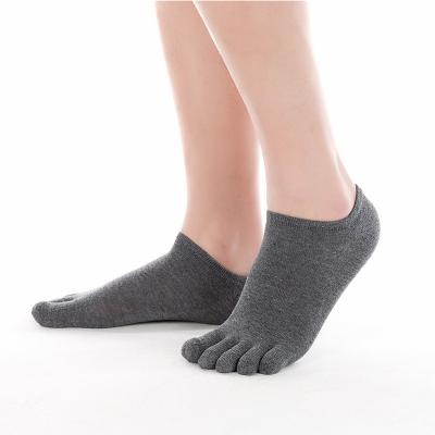 China Custom Made Men's Low Cut Cotton And Spandex Toe Separator Socks Athletic 5 Toe Socks Wholesale Sports for sale