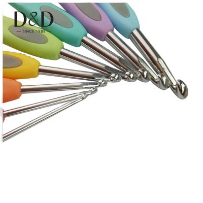 China Newest ergonomic handle colored plastic wool knitting loom crochet hook crochet hook for sale