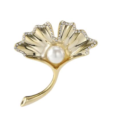 China Fabric decoration Ginkgo biloba brooch with pearl ladies brooch factory series women anti-glare brooch for sale