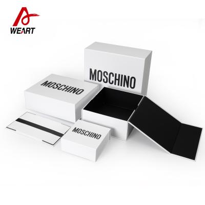 China MOSCHINO  Automatic Foldable Paper Boxes Gift Packaging With Magnets Te koop