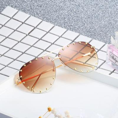 China Gradient Toad Frameless Sunglasses New Rivet Metal Rimless Oversized Trendy Sun Glasses For Men And Women for sale