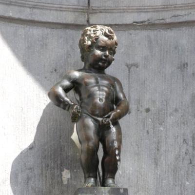 China Europe Beautiful Little Piss Manneken Pis Pee Sculpture Famous Naked Bronze Boy Statue for sale