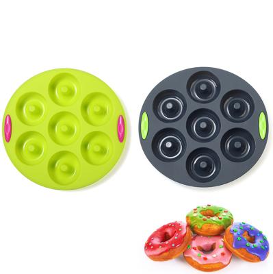 China 2021 Amazon Hot Selling Sustainable Bakeware Instrument Dual Colors Cake Making Mold BPA Free 9 Inch 7 Cavity Donut Mold for sale