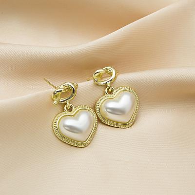 China High Quality Creative Design Heart Pearl Earrings Simple Elegant Light Weight Luxury Gold Plating Stud Earring For Women for sale