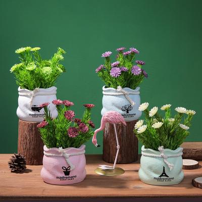 China Widely used Nordic style small daisy simulation flower ceramic potted plant, display home office simulation indoor decoration green plant for sale